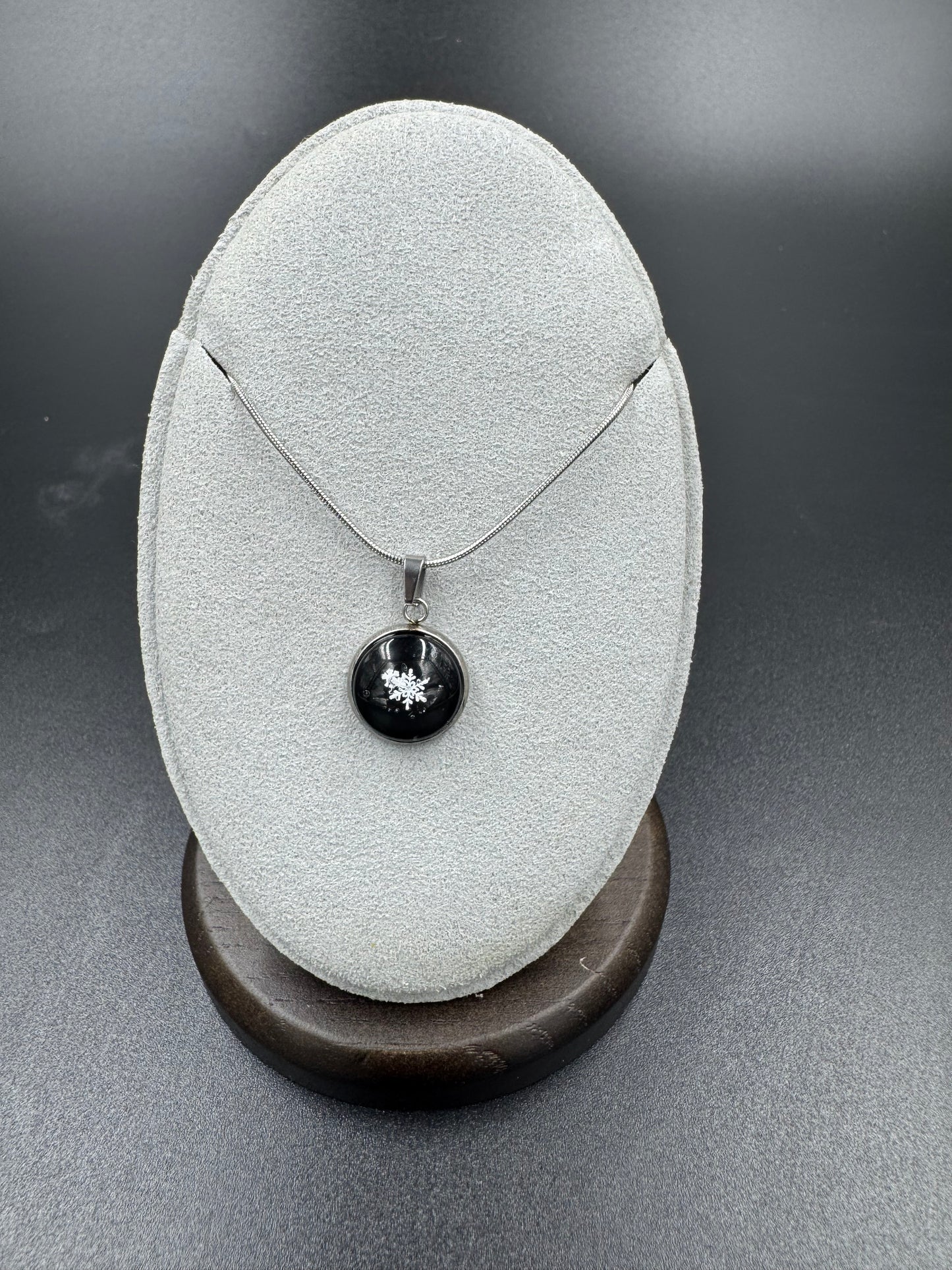 Snowflake Pendant 121825-01